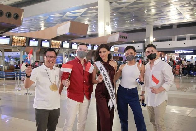 Representing Indonesia in Miss Supranational 2022, 11 Photos of Adinda Cresheilla at the Airport Before Flying to Poland
