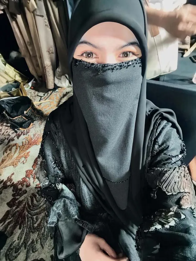 Wardatina Mawa pakai cadar hitam