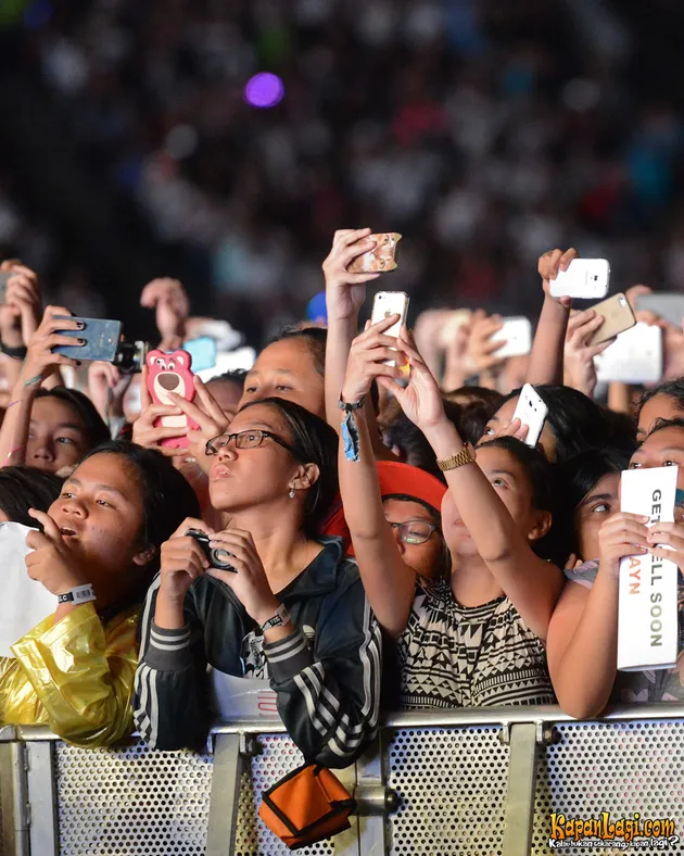 Para Directioners tampak sangat bahagia melihat personel One Direction naik ke atas panggung GBK.