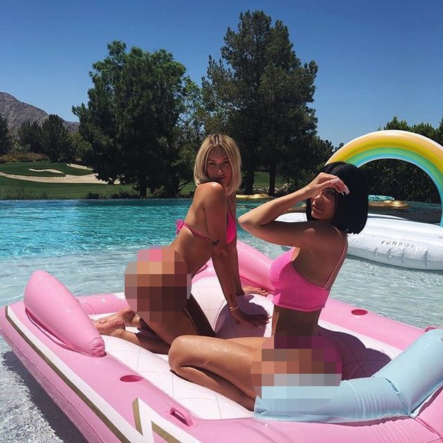 Kylie Jenner memamerkan deretan foto di pesta perayaan ulang tahun salah seorang sahabatnya yang bernama Anastasia Karanikolaou.