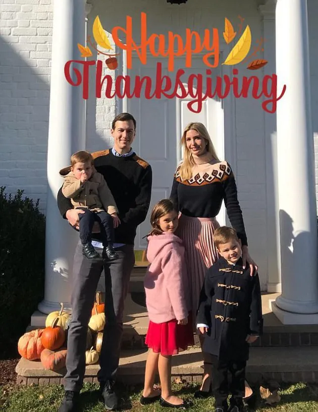 kamis (23/11) kemarin, banyak pesohor Hollywood yang merayakan Thanksgiving. Begitu juga pasangan Ivanka Trump dan Jared Kushner yang merayakannya bersama anak-anak dengan outfit yang matching. So sweet!