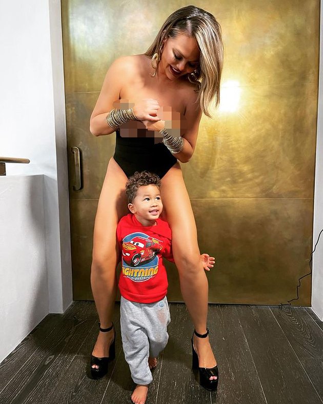 Weekly Hot IG: Chrissy Teigen Boldly Poses Topless with Child - Billie Eilish Suddenly Blonde