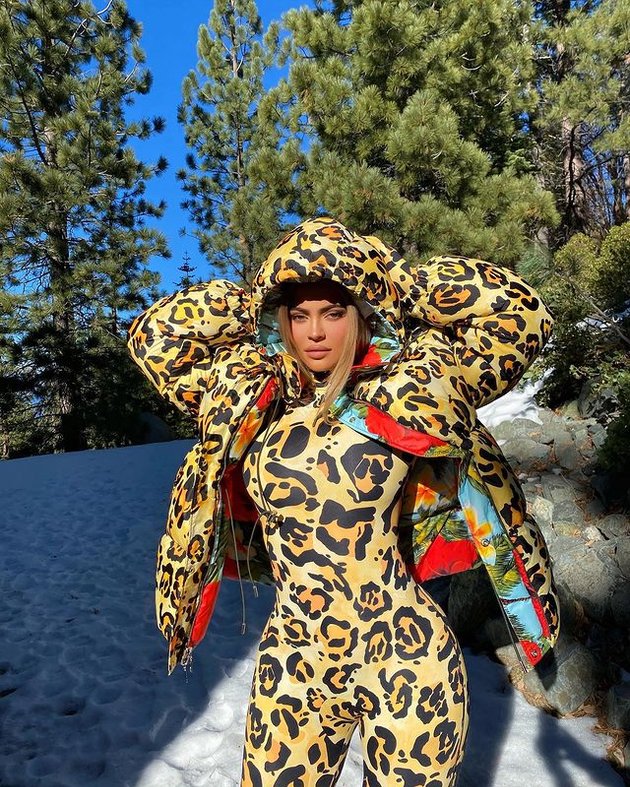 Untuk OOTD musim dingin tahun ini, Kylie Jenner memakai perpaduan bodysuit dan padded jacket bermotif leopard.