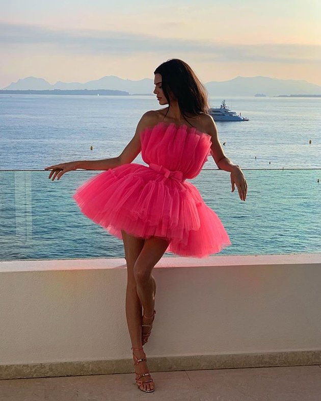 Menghadiri Festival Film Cannes 2019, Kendall Jenner memutuskan untuk tampil serba nge-pink dengan tutu dress dan heels senada.