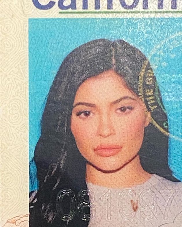 Kylie Jenner baru saja memamerkan penampakan foto SIM-nya yang tetap cantik dan stunning. Gimana menurut kamu?