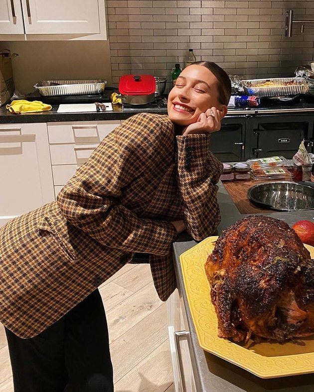 Merayakan Thanksgiving, Hailey Baldwin memamerkan masakan kalkun pertamanya yang sukses besar.