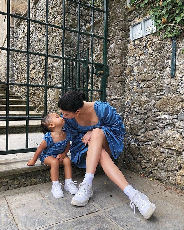 Menikmati liburan seru di Italia, Kylie Jenner memamerkan potret saat kembaran baju bareng si kecil Stormi Webster. Cute!