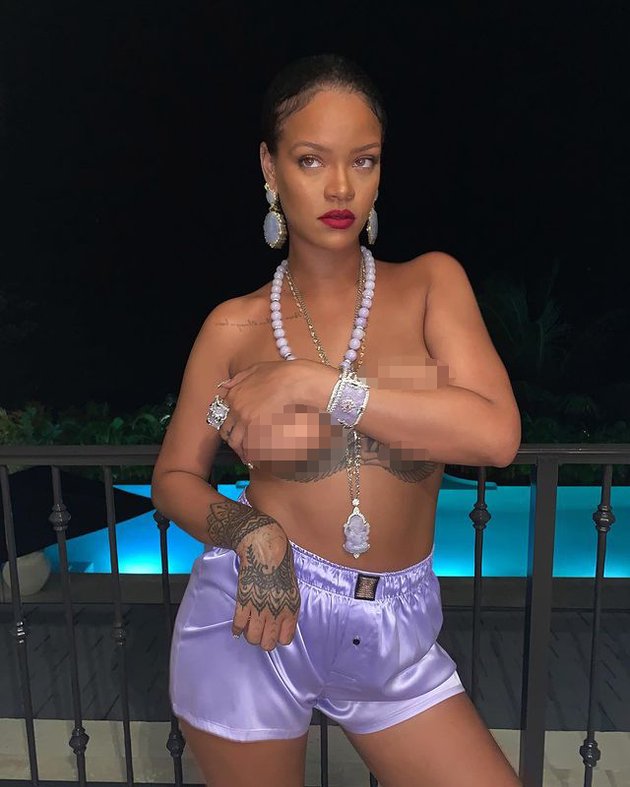 Pamer foto topless terbaru, Rihanna justru menuai banyak hujatan karena aksesoris kalung yang dianggap tak pantas oleh umat Hindu.