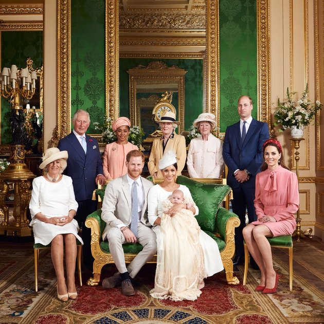 Usai acara pembaptisan Archie Harrison Mountbatten-Windsor berakhir, Meghan Markle dan Pangeran Harry bersama anggota keluarga kerajaan yang lain memutuskan untuk foto bareng seperti ini.