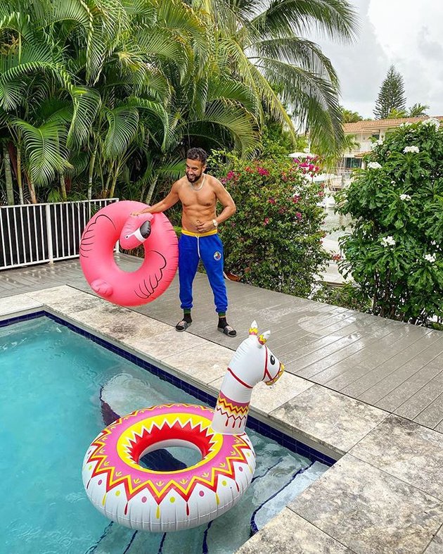 Merayakan Hari Raya Idul Fitri dengan penuh suka cita, French Montana mengunggah foto dirinya saat bermain di pinggir kolam.