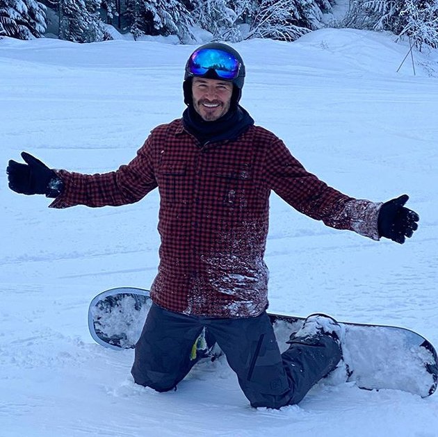 Mengunggah foto David Beckham saat bermain snowboarding, Victoria Beckham justru menuliskan pujian manis, 