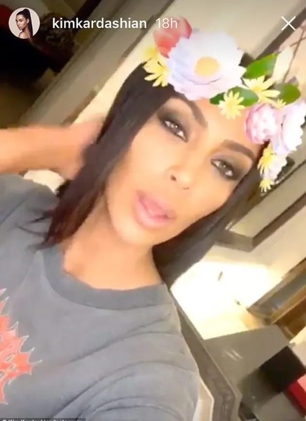 Postingan Kim di Insta Story ini heboh diperbincangkan publik. Bukan karena filter atau pose Kim, tapi 'noda' di meja belakang Kim. Netizens menuduh bahwa 'noda putih' tersebut adalah kokain. Tapi, setelah diperiksa, ternyata itu hanyalah pattern dari meja marmer itu sendiri.
