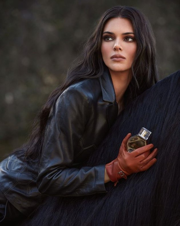 Kim Kardashian membagikan campaign terbarunya untuk produk terbaru KKW Fragrance hasil kerja sama dengan Kendall Jenner.