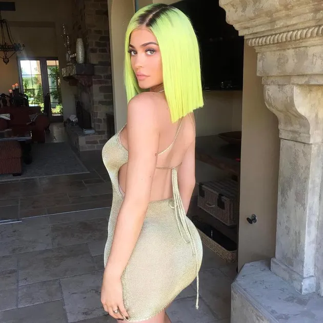 Berani tampil beda saat menghadiri Festival Coachella yang digelar di California, Kylie Jenner pun memutuskan untuk memakai wig berwarna kuning neon. Keren?