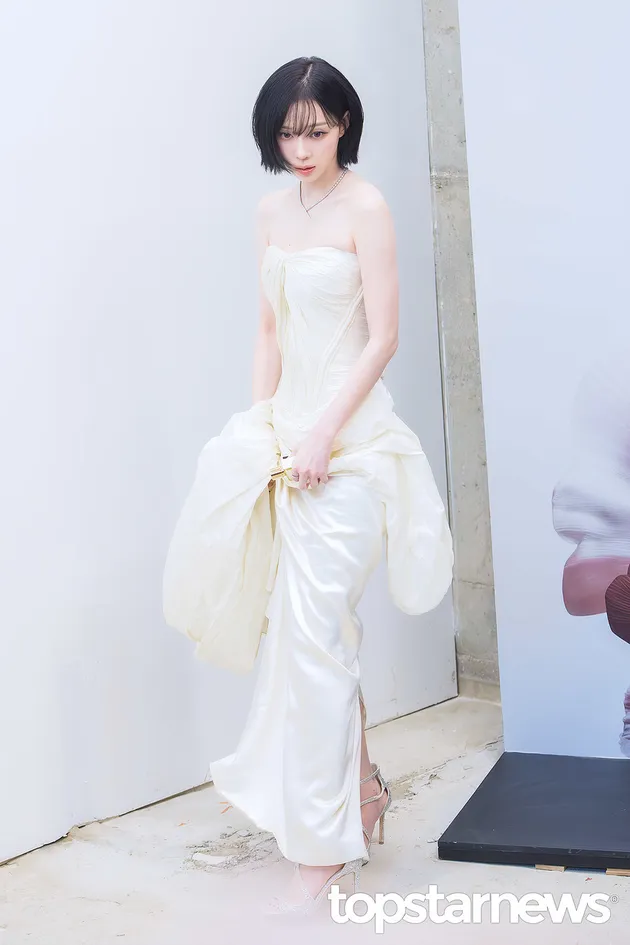 Winter aespa pakai dress putih