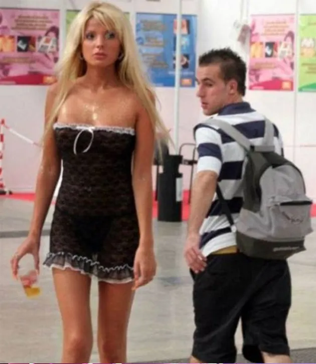 Cowok Ketahuan Lihat Bagian Pribadi