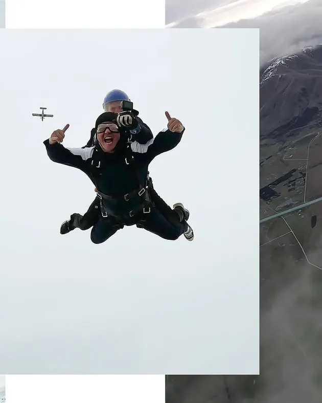 Gading Marten melayang di langit