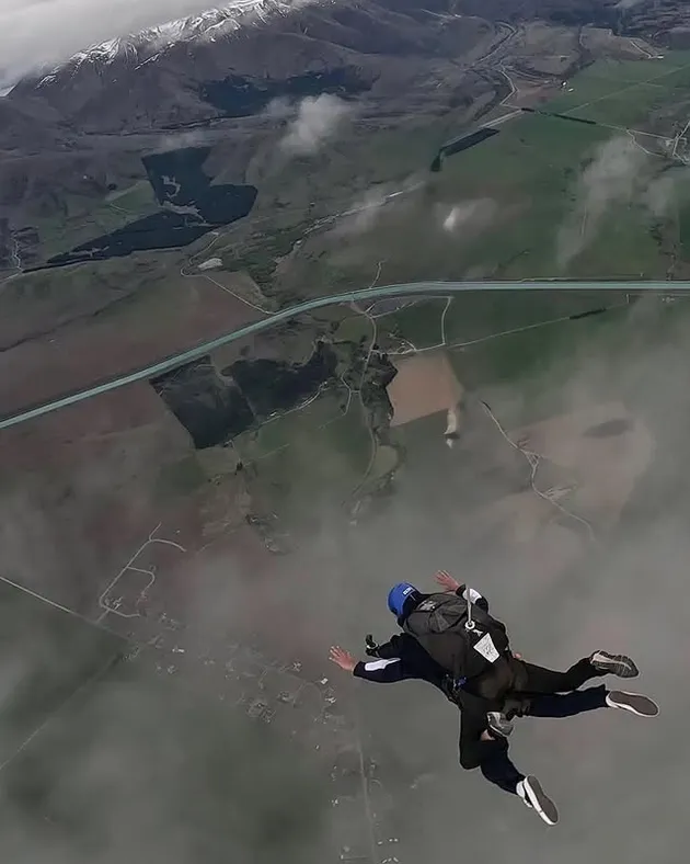 Gading Marten terjun di Selandia Baru