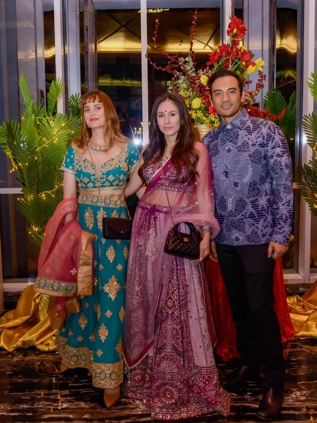 Wulan Guritno Foto Bareng Ario Bayu dan Istri