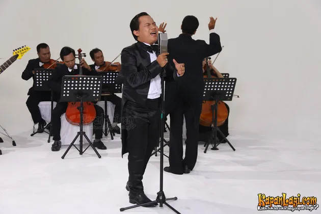 Faank nampak bergaya all out dengan memakai tuksedo hitam.