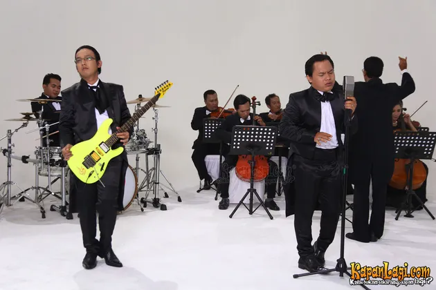 Lagu ini dipersembahkan dan terinspirasi oleh rasa kehilangan Pipik atas suaminya almarhum Uje.