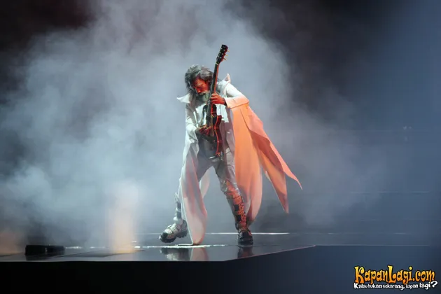 Wayang Orang Rock Ekalaya ini sesuai namanya, menggabungkan antara budaya tradisional wayang orang dengan musik rock. Keren kan?