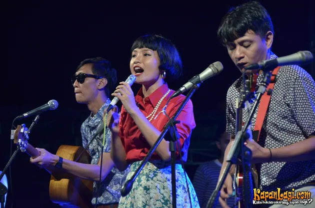 White Shoes and The Couples Company memulai penampilan manis mereka lewat lagu Sabda Alam.