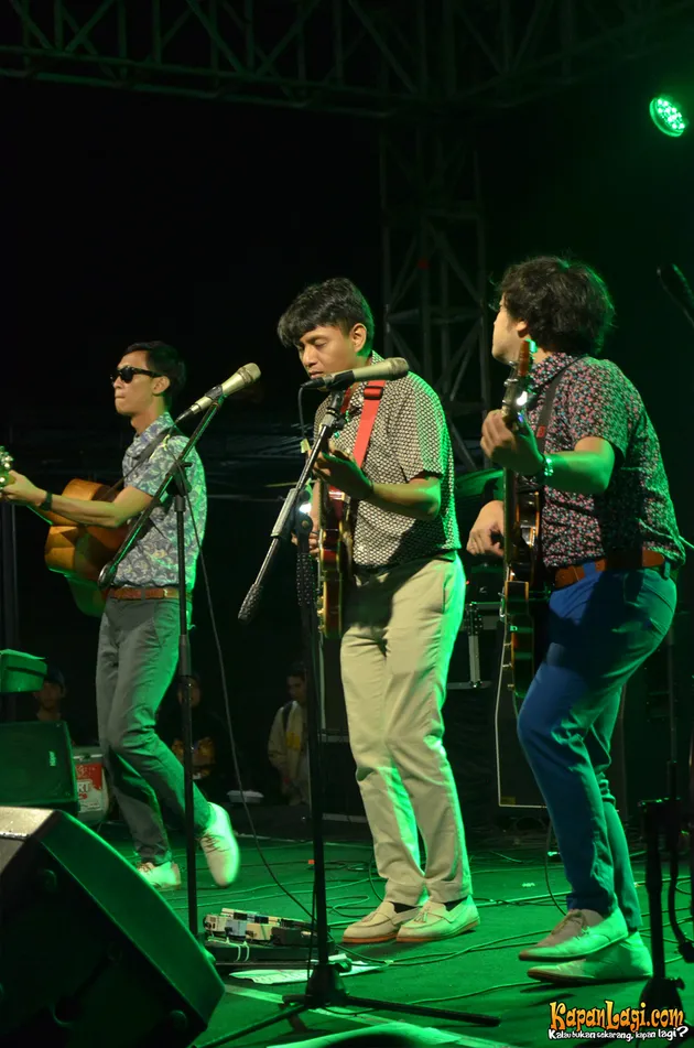 Mereka membawakan lagu Senandung Maaf yang disambut dengan sing along sepanjang lagu.