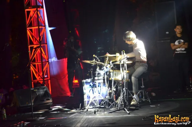 White Shoes And The Couple Company