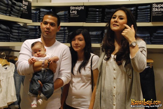 Wulan Guritno Dan Keluarga Di Pondok Indah Mall 2