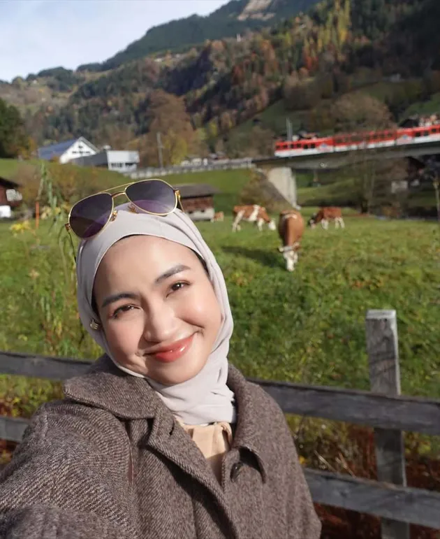 Xaviera Putri Selfie dengan Sapi