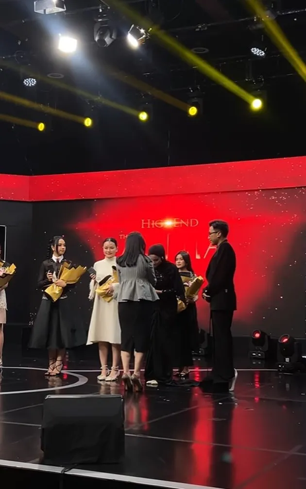 Xaviera Putri Saat Terima Penghargaan The Alpha Under 40 di Atas Panggung