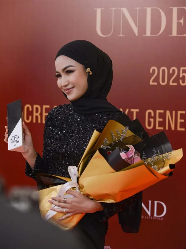 Xaviera Putri Dapat Piala The Alpha Under 40