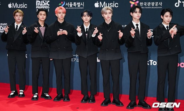The Handsome Ones on the 2021 MAMA Red Carpet, NCT Comes in a Group - Kim Young Dae and Ahn Bo Hyun 'Holding Hands'