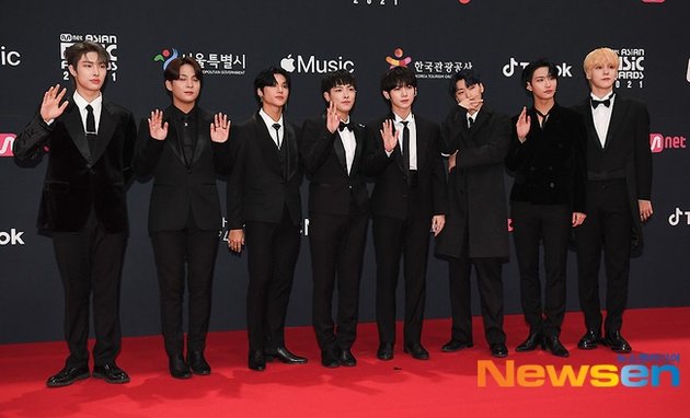 The Handsome Ones on the 2021 MAMA Red Carpet, NCT Comes in a Group - Kim Young Dae and Ahn Bo Hyun 'Holding Hands'