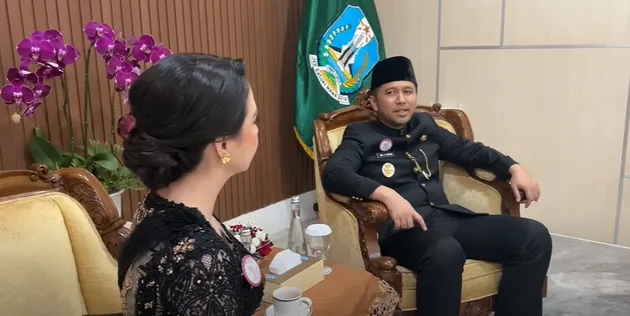 Potret Arumi Bachsin dan Emil Dardak berbinang di ruang kerja baru