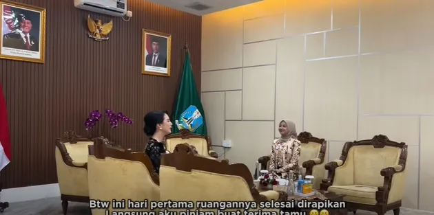 Potret Arumi terima tamu di ruang kerja baru Emil Dardak