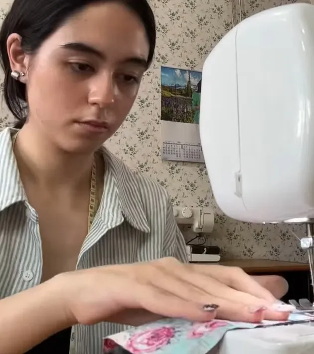 Yasamin Jasem Menjahit