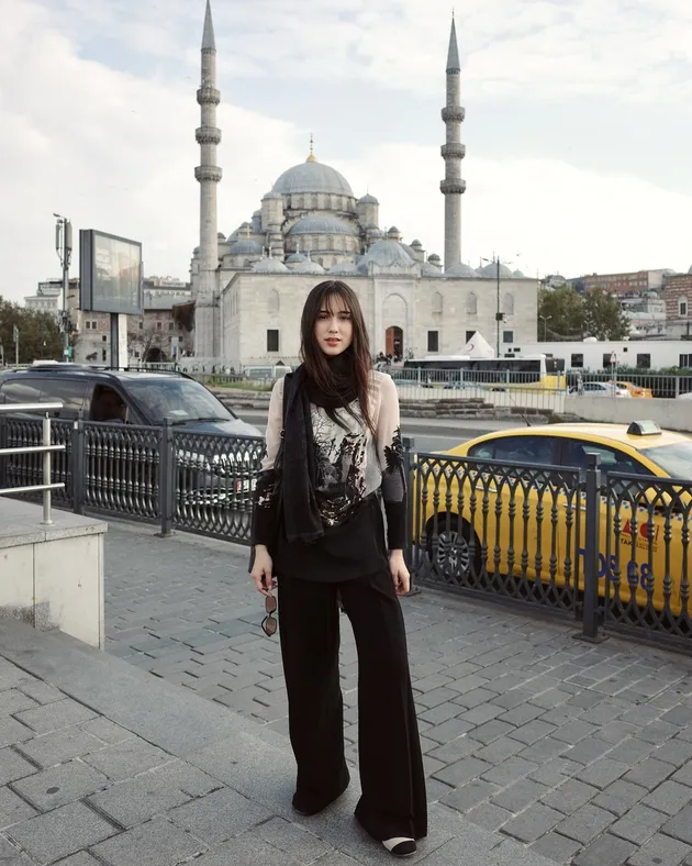 Yasmin Napper foto di depan masjid istanbul