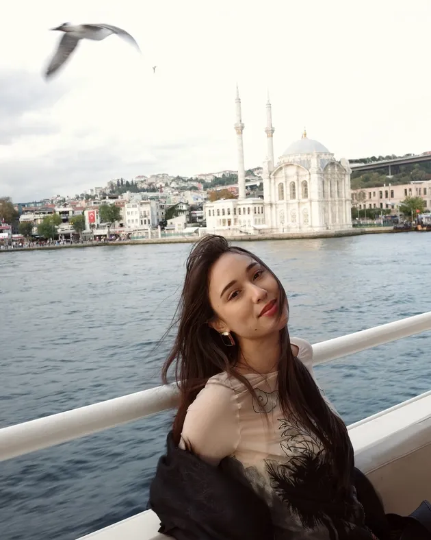 Yasmin Napper di sungai Istanbul