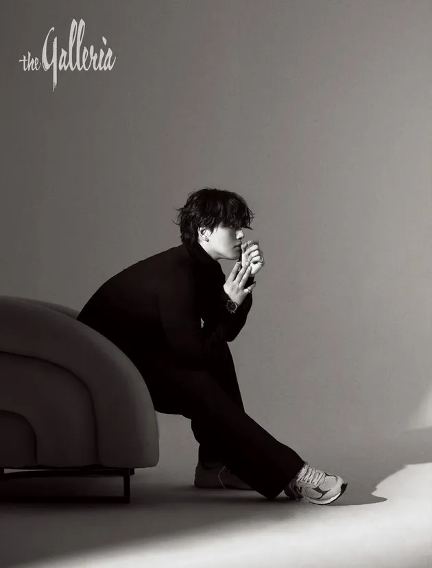 Yeo Jin Goo Duduk di Sofa