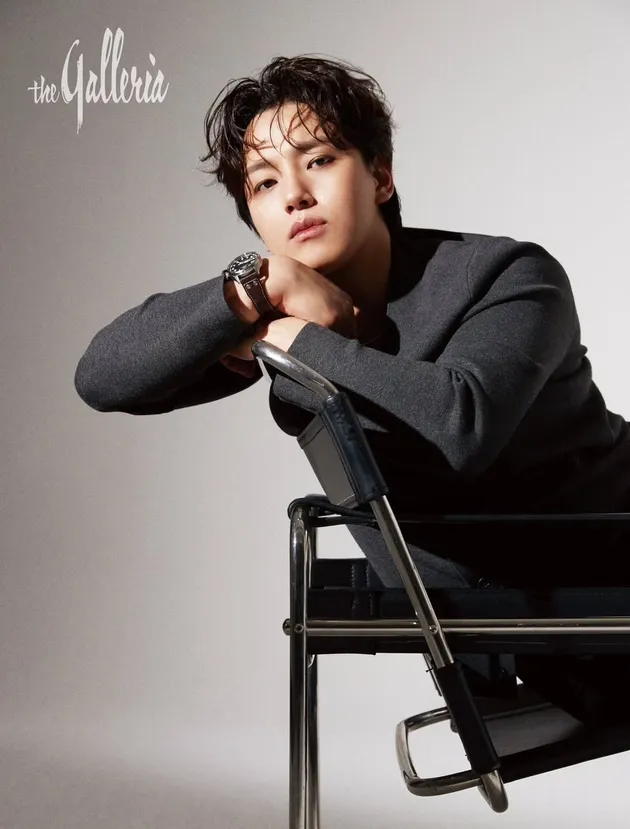 Yeo Jin Goo Menatap ke Arah Kamera