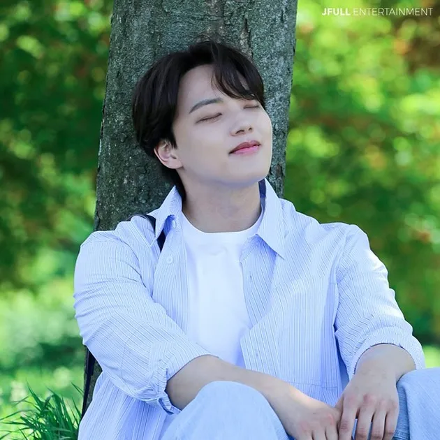 Yeo Jin Goo di Bawah Pohon