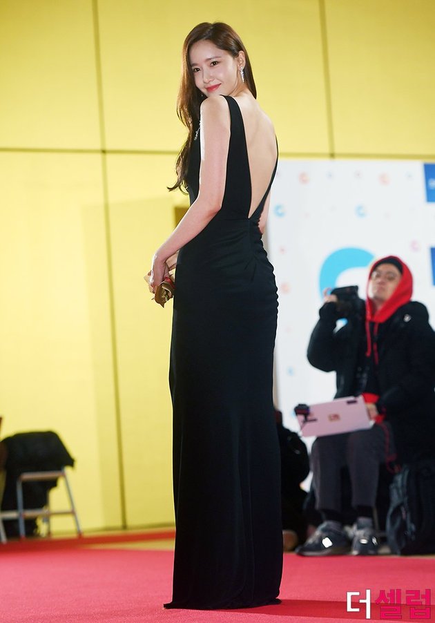 Yoona SNSD at the Blue Dragon Awards 2019, Wearing a Backless Dress to Showcase Smooth Back