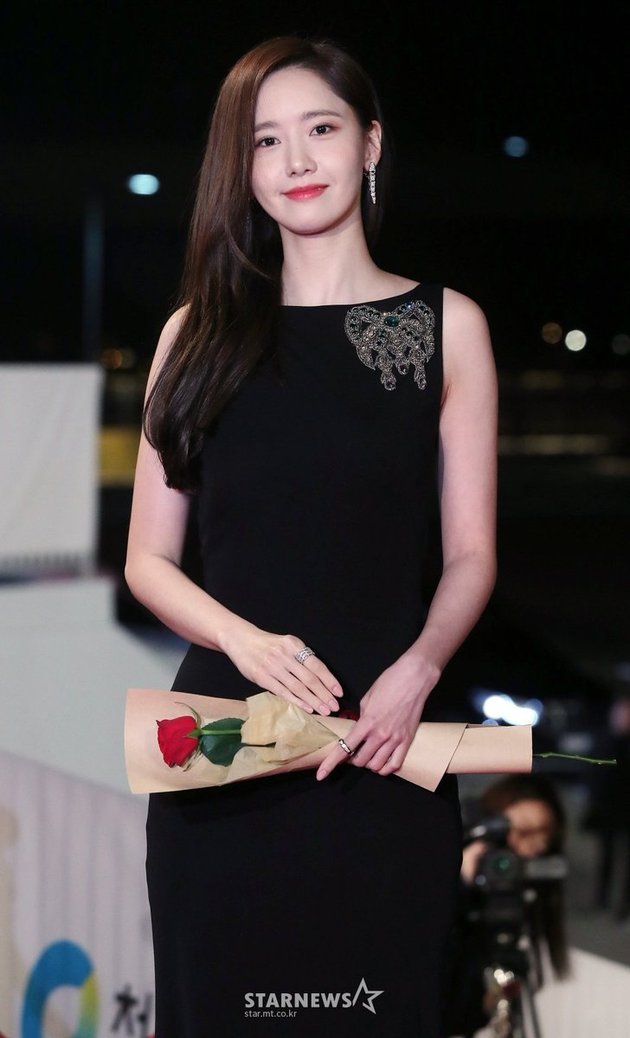 Yoona SNSD at the Blue Dragon Awards 2019, Wearing a Backless Dress to Showcase Smooth Back