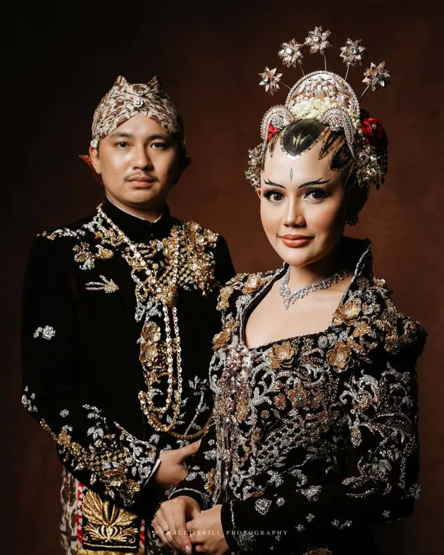 Yosika Ayumi dan Aksa Uyun pakai busana Jawa