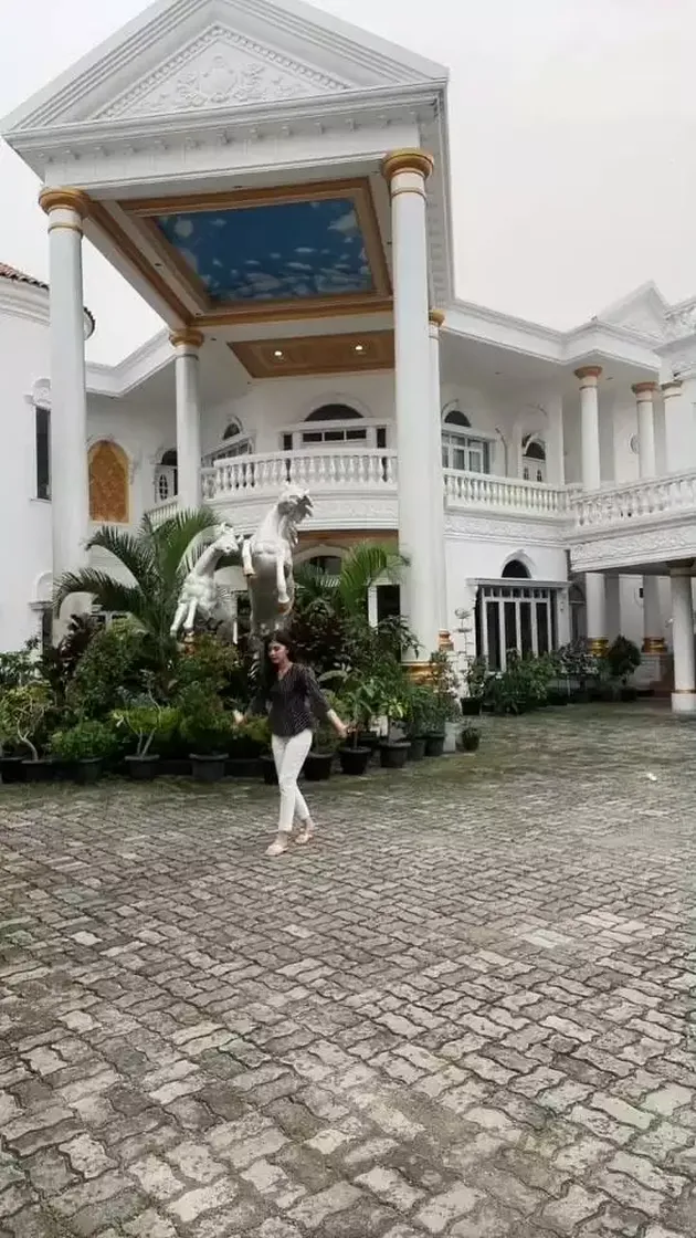 13 Potret Rumah Mewah Bekas Syuting Sinetron ‘INAYAH’ 