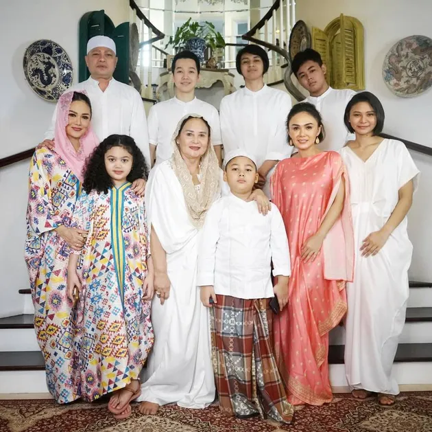 Yuni Shara bareng keluarga besar