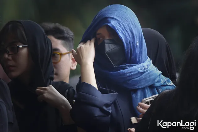 Sheila Dara mengusap air mata di pemakaman