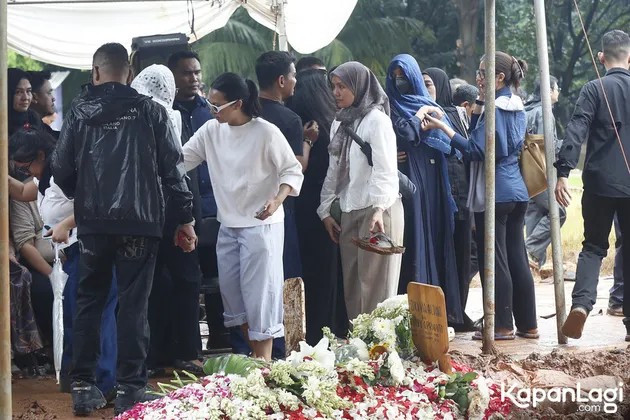 Sheila Dara berjalan di pemakaman Vidi